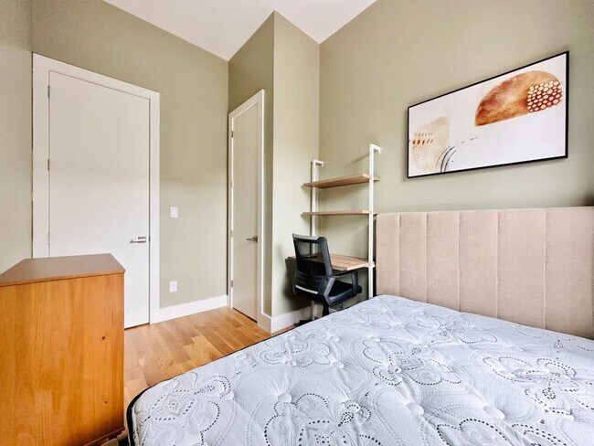 Building Photo - Furnished room/NOT APARTMENT