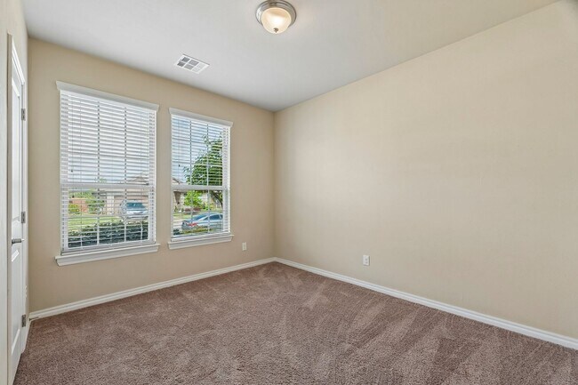 Building Photo - 3 bedroom 2 bath near Paycom!