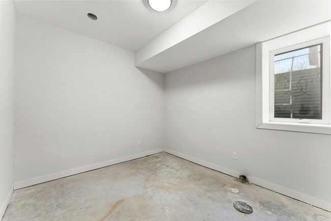 Building Photo - 911 W 31st St