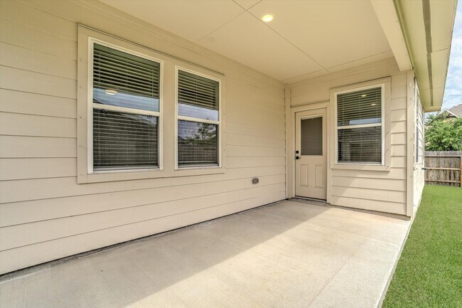 Building Photo - 8438 Bay Rdg Cir