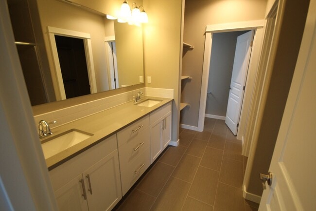 Building Photo - Like New Home Near Hospital, All Appliances, Air Conditioning, Fenced Yard, Dbl Garage