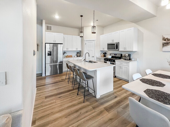 Building Photo - 5707 Villa Lorenzo Dr