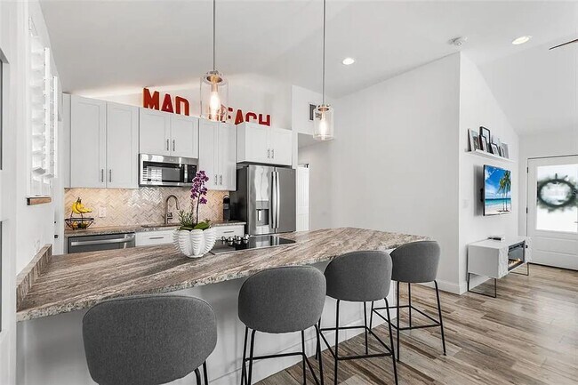 Building Photo - Coastal Luxury Living Just Minutes from Madeira Beach - 3bed | 2 bath