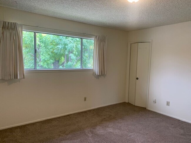 Building Photo - 2 bedrooms, 1.5 bath townhouse apartment