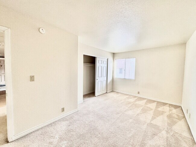 Building Photo - Lovely 2 Bed, 2 Bath Upstairs Condo for Rent in Guard Gated Community!