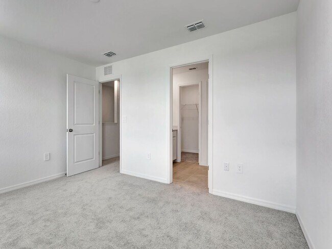 Building Photo - Brand-New 3BR/2.5BA Townhouse for Rent in Lakewood Ranch — $2,300/Month, Internet & Lawn Care Inc...