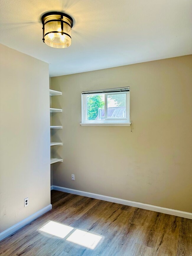 Building Photo - Charming 3 Bedroom Home