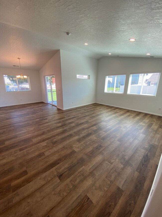 Building Photo - Stunning 3 Bed 2 Bath Rancher in Spokane V...