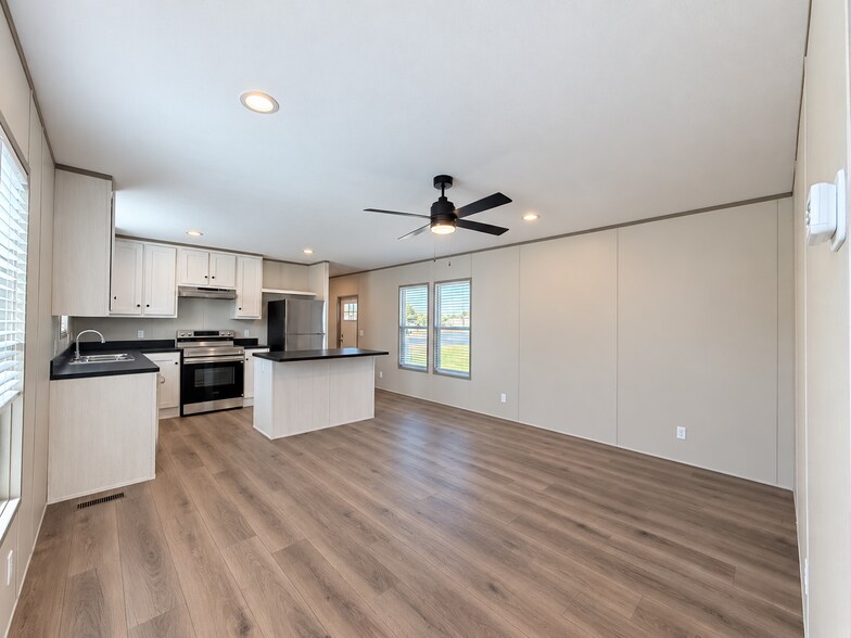 Building Photo - 104 Pine Cone Dr
