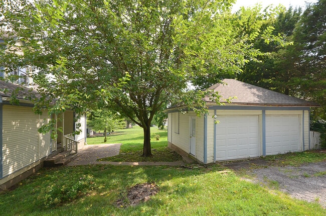 Building Photo - Beautiful Historic 3 Bedroom, 2 bath Home ...