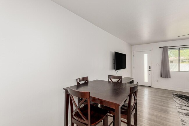 Building Photo - 6622 E Avalon Dr