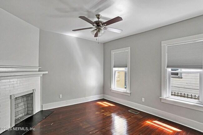 Building Photo - 424 E 6th St