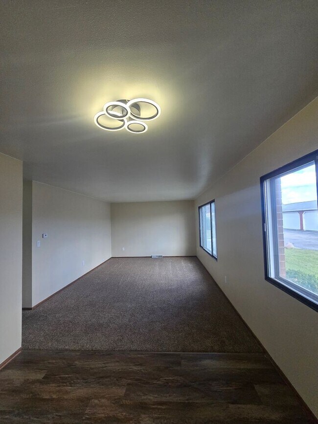 Building Photo - 2 Bedroom 1.5 Bath - Brand new renovations