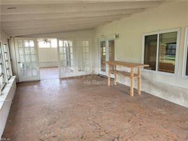 Building Photo - 1289 River Oaks Dr