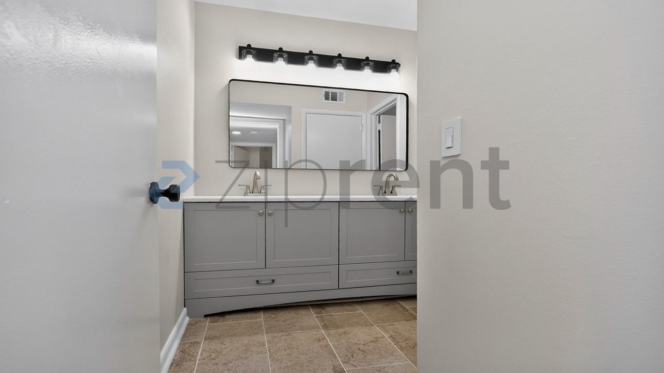 Building Photo - Unit 14