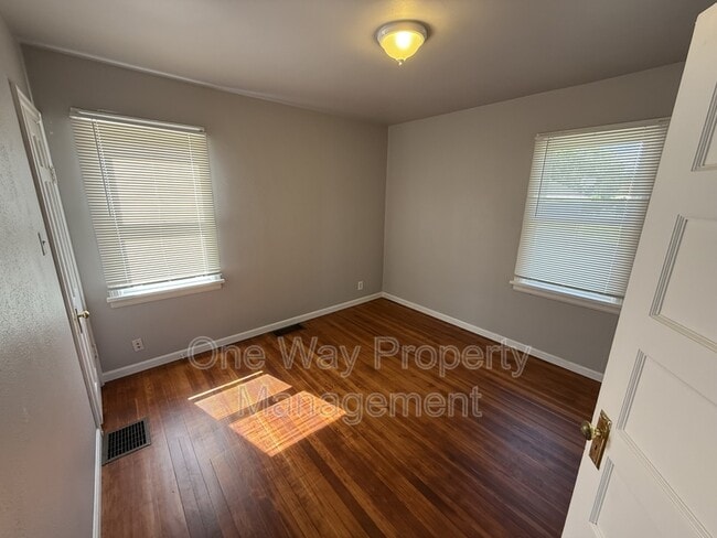 Building Photo - 519 23rd St