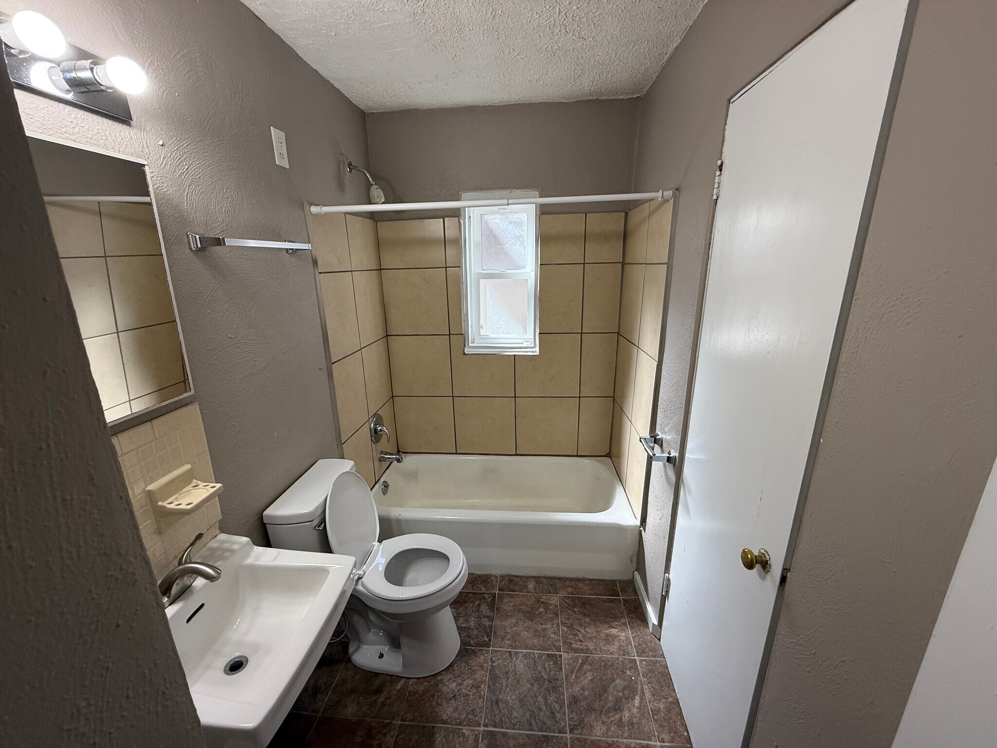 Building Photo - 206 Locust St