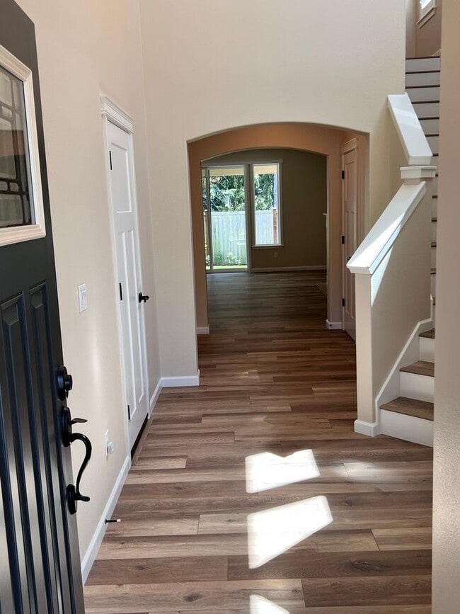 Building Photo - Stunning 5 bedroom W/Bed & Full Bath on Main Floor