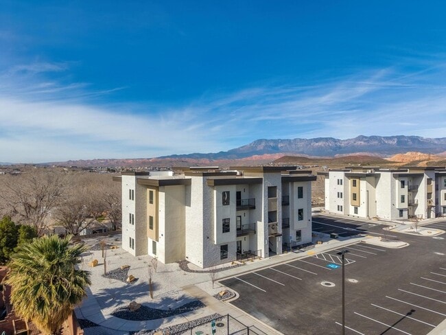 Building Photo - 983 W State St