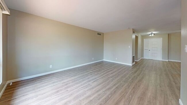 Building Photo - 3 bedroom 2 bath home situated on the Golf Course!