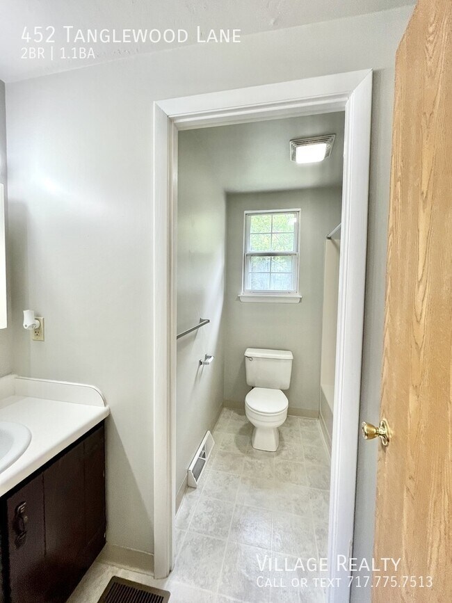 Building Photo - 452 Tanglewood Ln