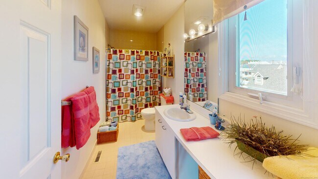 Building Photo - 72 Cosey Beach Ave