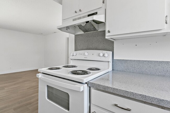 Building Photo - 1 bedroom 1 bathroom upstairs 4 plex unit available 05/18/2026