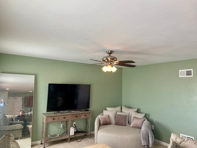 Building Photo - 27 E Imperial Dr