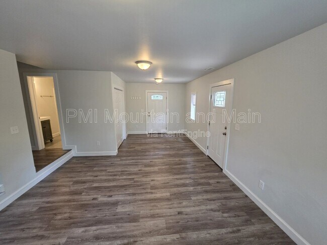 Building Photo - 617 Brookshire St