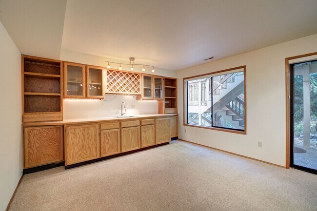 Building Photo - 5bd/3.5ba Bellevue Home