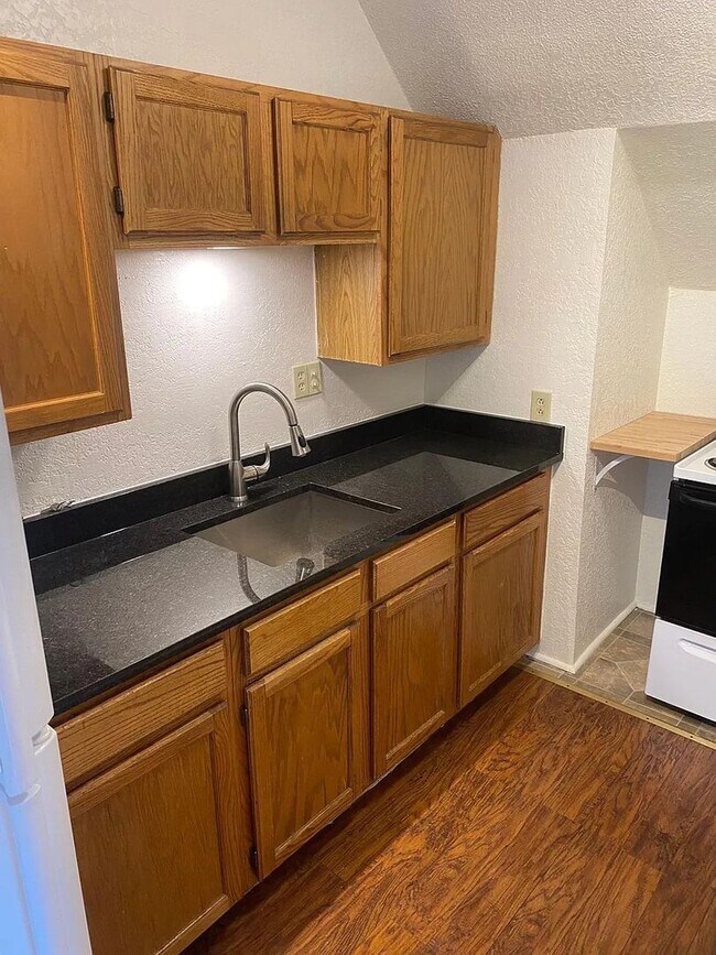 Building Photo - 404 S Marion St