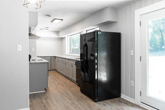 Building Photo - 3336 Oakridge Dr