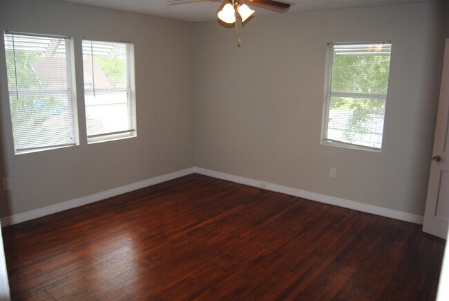 Building Photo - La Marque 6 Unit
