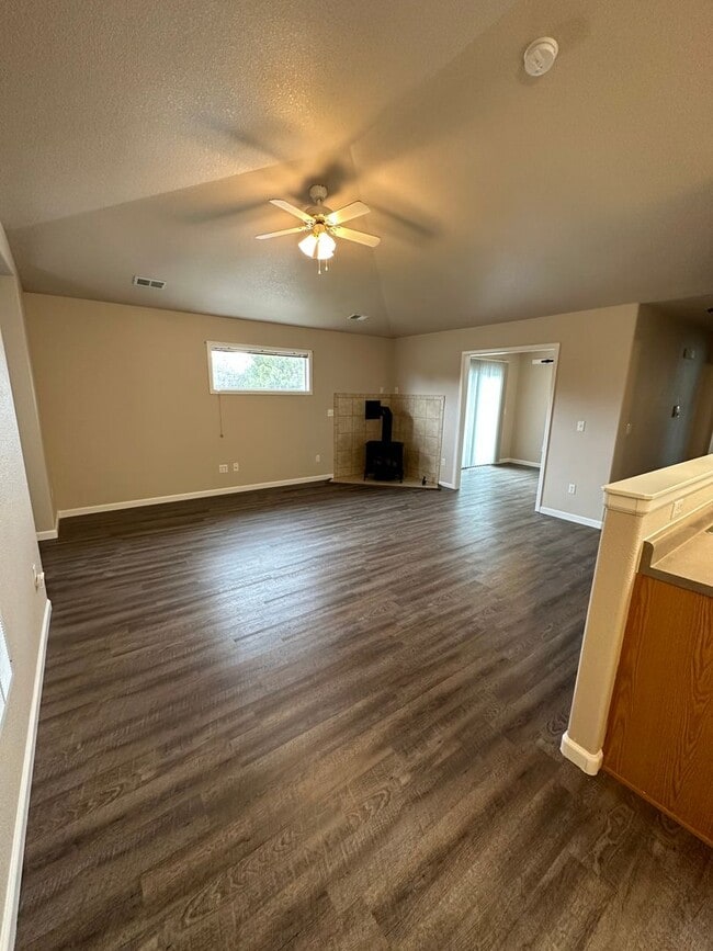 Building Photo - 2 BEDROOM, PLUS OFFICE SPACE, 2 BATHROOM, ...