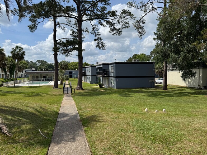 Building Photo - 2325 West Pensacola St 113