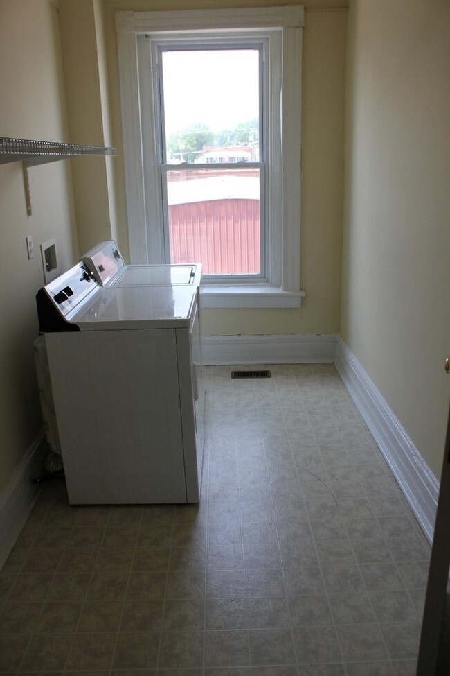 Building Photo - Spacious four bedroom, two full bath Fan/VCU area home. Available in August.