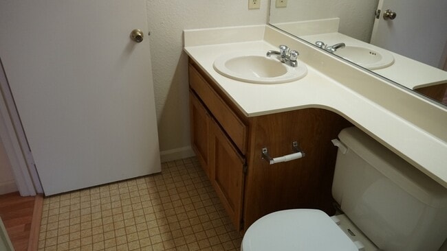 Building Photo - Charming 2 bedroom 2 bathroom home in the pocket area of Sacramento!
