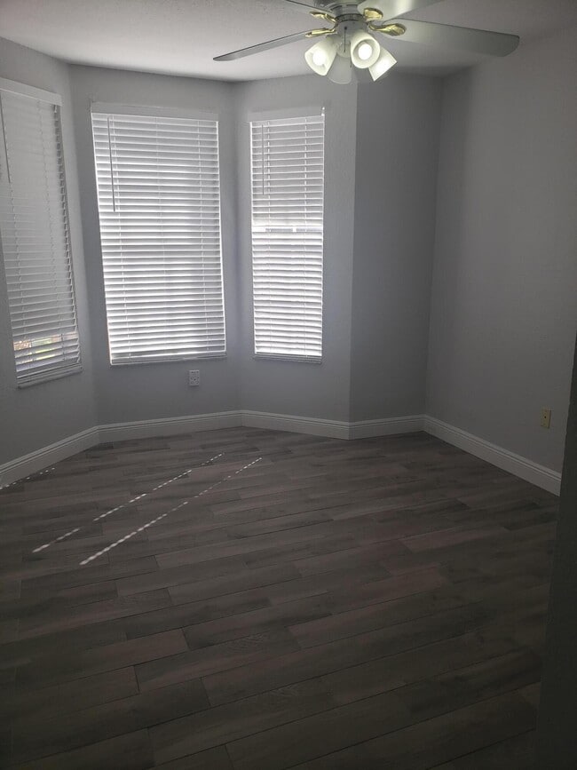 Building Photo - 909 Belmont Pl