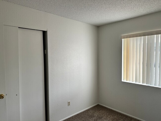 Building Photo - Unfurnished Full Time