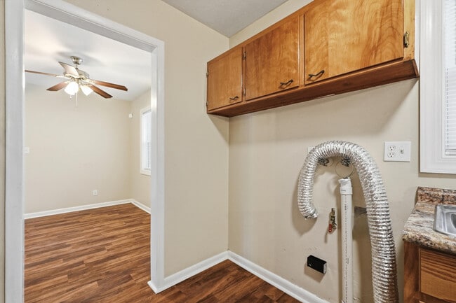 Building Photo - 358 Coral Dr SW