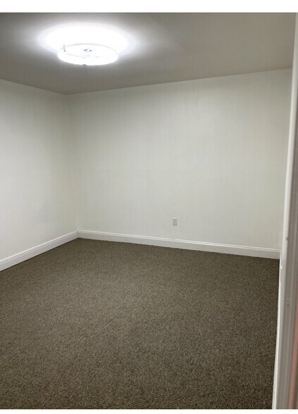 Building Photo - 509 S Laurel St