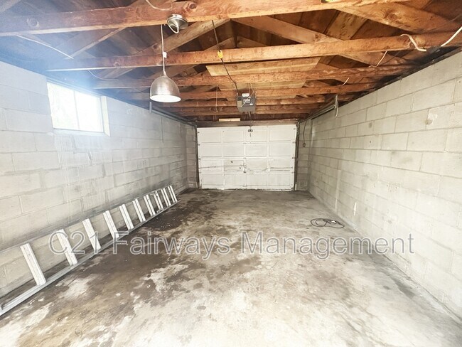 Building Photo - 864 Vankirk St