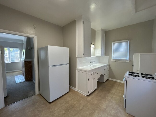 Building Photo - SPACIOUS 1 BEDROOM 1 BATH UPSTAIRS JUST BLOCKS FROM ALAMITOS AND JUNIPERO BEACH