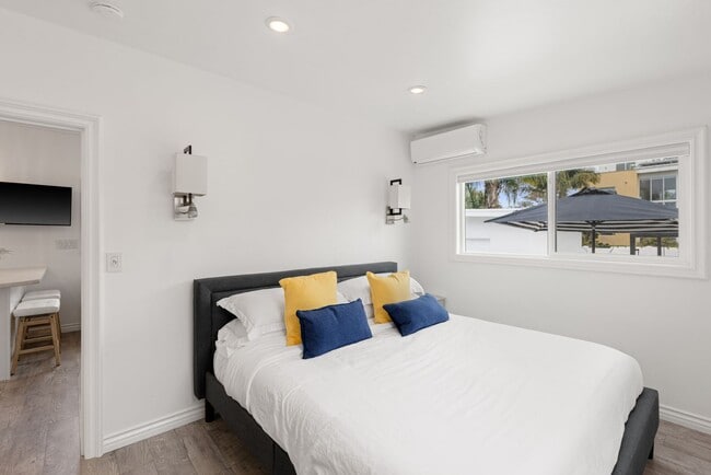 Building Photo - Charming 1BR/1BA Cottage - Private Patio w/ Hot Tub - Walk to the Beach