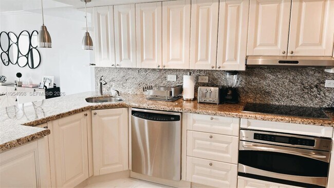 Building Photo - 20355 NE 34th Ct