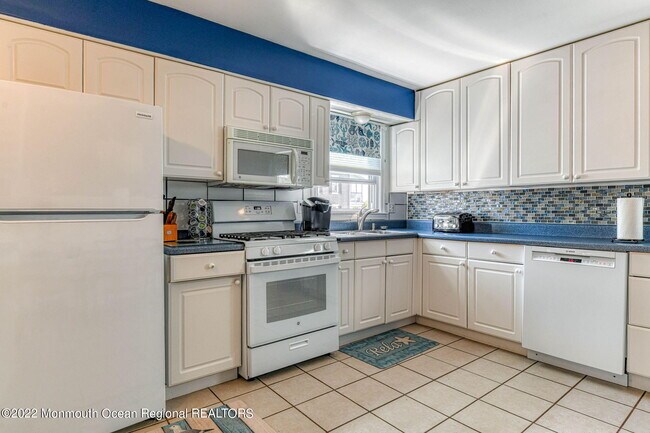 Building Photo - 42 Abbott Ave