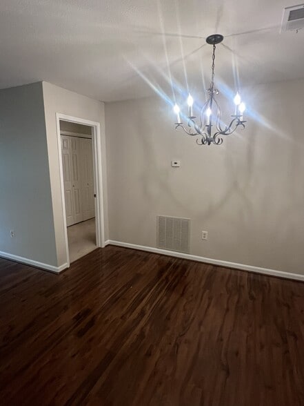 Building Photo - 2301 Pine Heights Dr NE