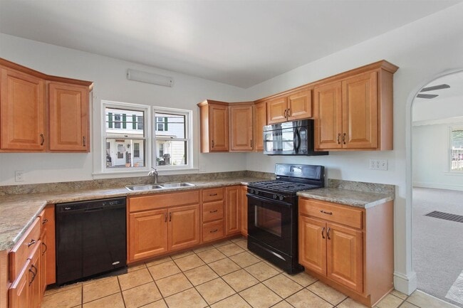 Building Photo - Coming Soon! Bright 3 Bedroom, 1.5 Bath Ho...