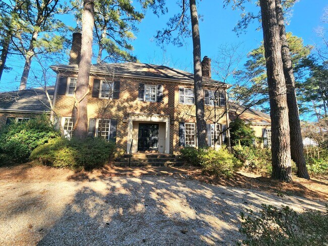 Building Photo - Sprawling Home in Bay Colony