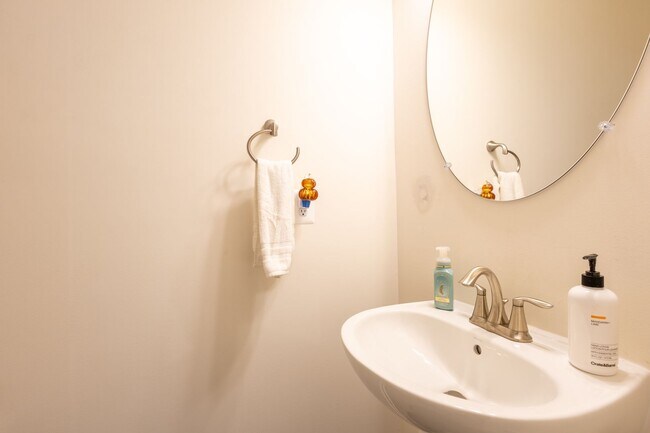 Building Photo - Stunning 3 BR/2 Full BA & 2 Half BA Townho...